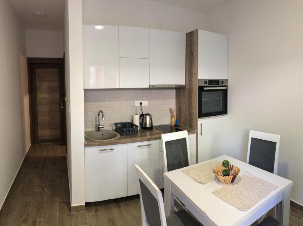Apartmani Cupara Tivat Buitenkant foto